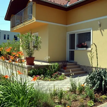 Erkel Apartman Apartment *